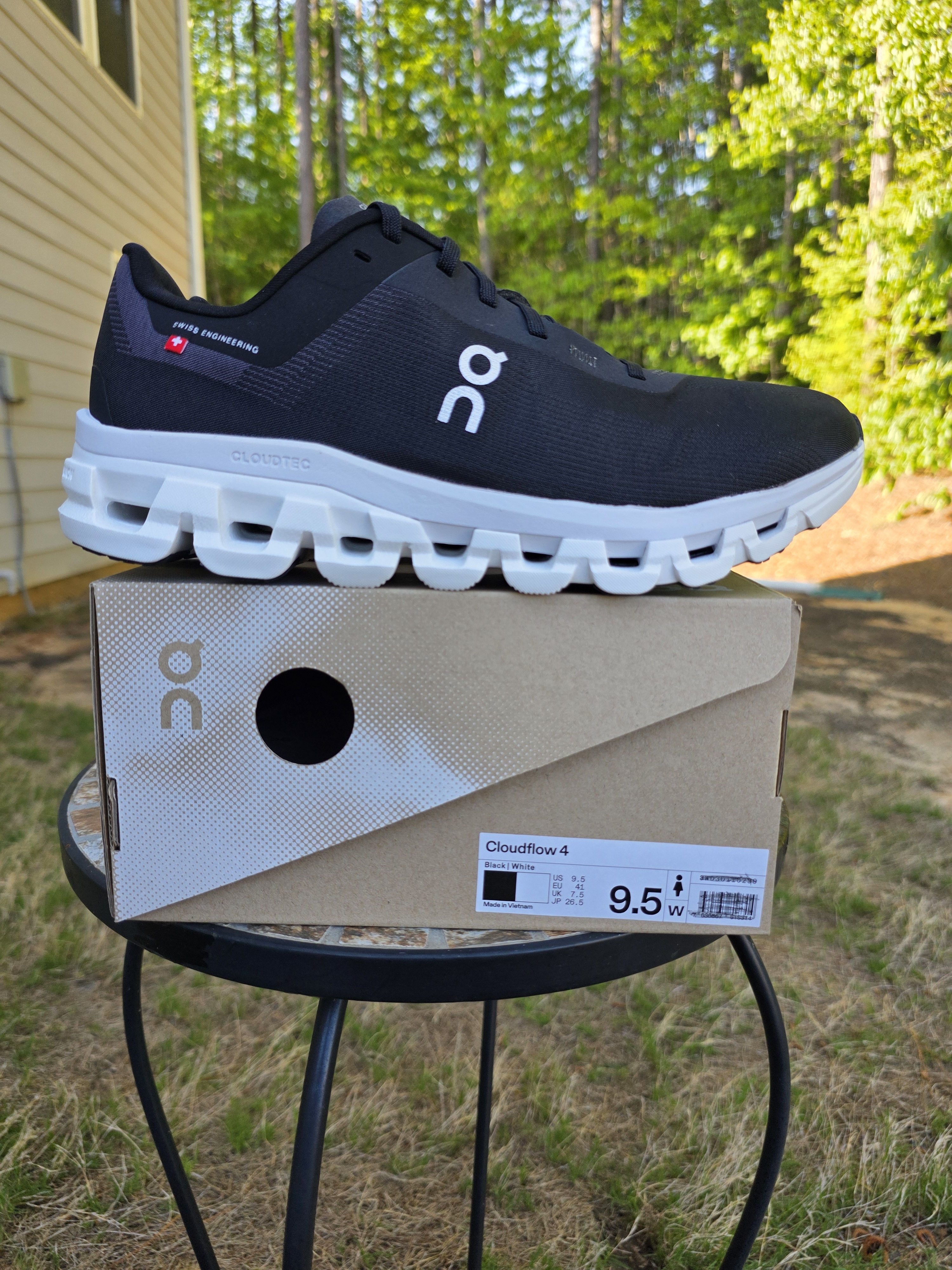 On Cloudflow 4 3wd30110299 Black/White Running Shoes Women Sz 9.5 Worn 1x Box